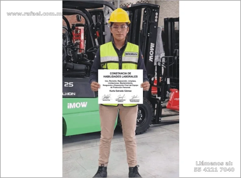 Montacarguista exhibiendo su constancias de habilidades laborales sobre los riesgos a que está expuesta