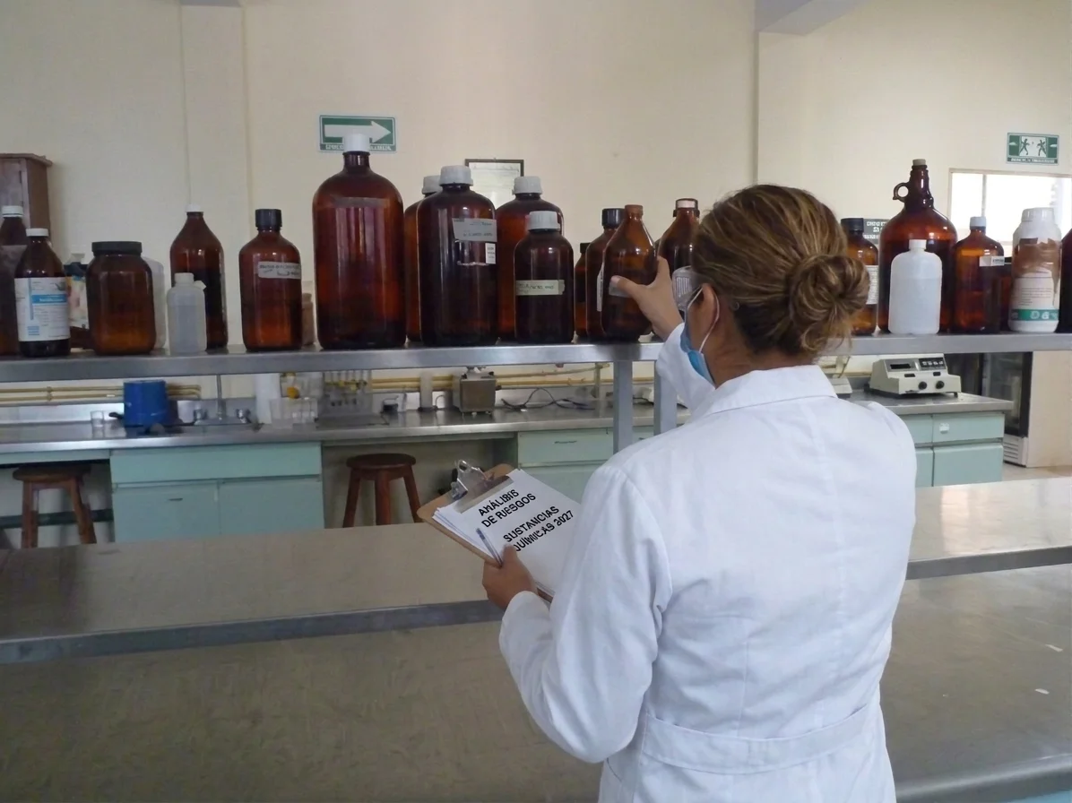 Especialista realizando el estudio de clasificación del riesgo de incendio en planta industrial