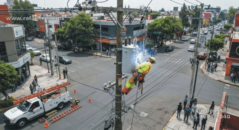 Ejemplo de un Trabajador recibiendo choque eléctrico al realizar trabajos de mantenimiento en un poste eléctrico.