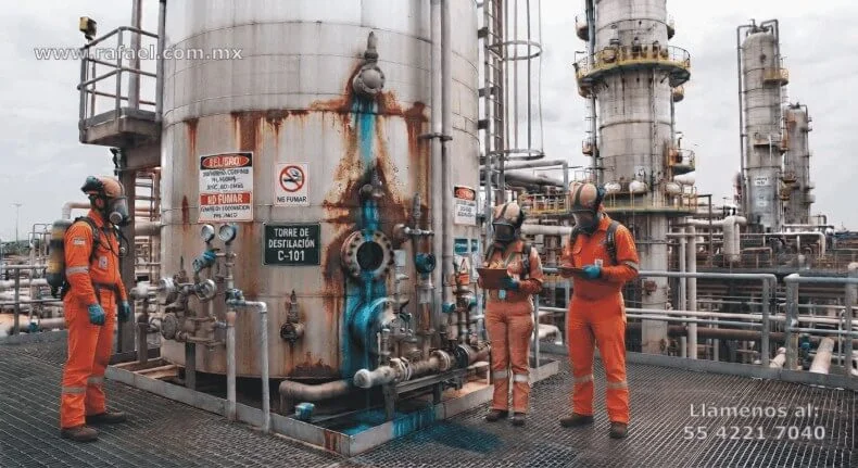 Briada para atención de emergencias realizando limpieza y descontaminación de las sustancias químicas derramadas