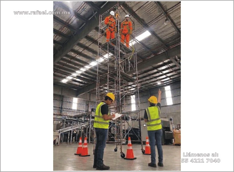 Ingenieros supervisando las labores en un andamio de un par de contratistas